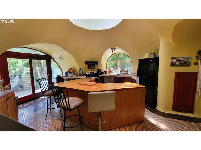 86131 CHEROKEE Dr, Eugene, OR 97402