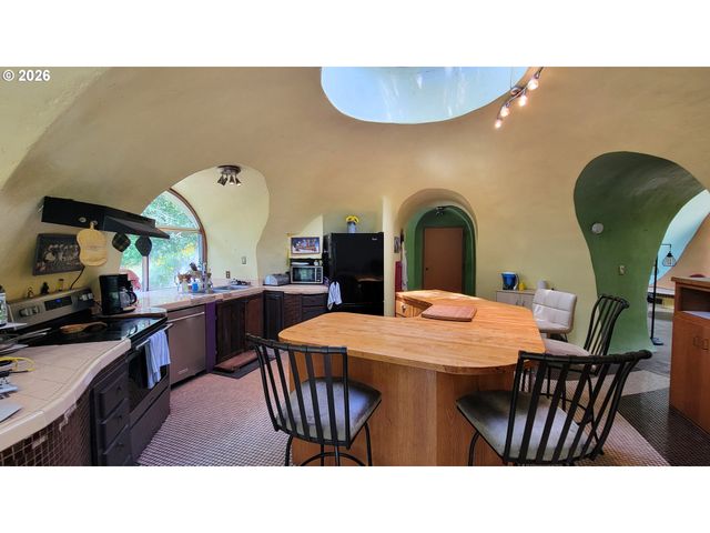 86131 CHEROKEE Dr, Eugene, OR 97402