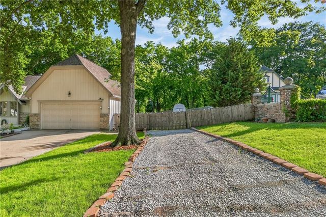 11301 E 71st Street, Raytown, MO 64133