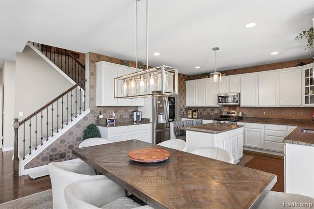4960 W Stonegate Circle, Lake Orion, MI 48359