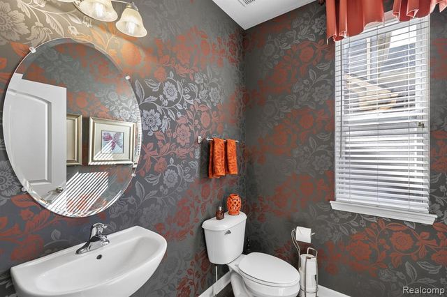 4960 W Stonegate Circle, Lake Orion, MI 48359