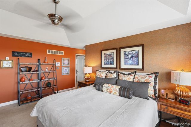 4960 W Stonegate Circle, Lake Orion, MI 48359