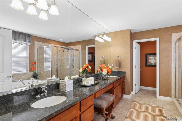 4960 W Stonegate Circle, Lake Orion, MI 48359