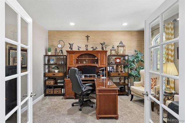 4960 W Stonegate Circle, Lake Orion, MI 48359