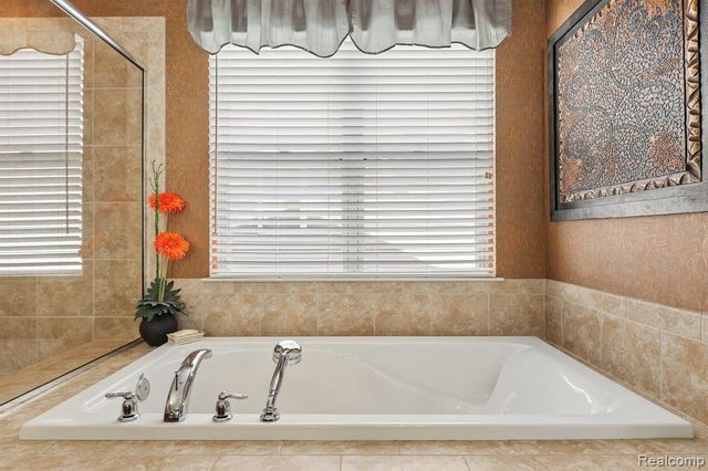 4960 W Stonegate Circle, Lake Orion, MI 48359