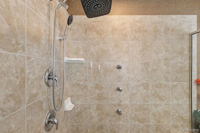 4960 W Stonegate Circle, Lake Orion, MI 48359
