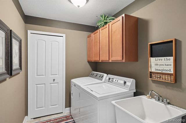 4960 W Stonegate Circle, Lake Orion, MI 48359