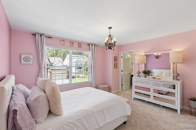4960 W Stonegate Circle, Lake Orion, MI 48359
