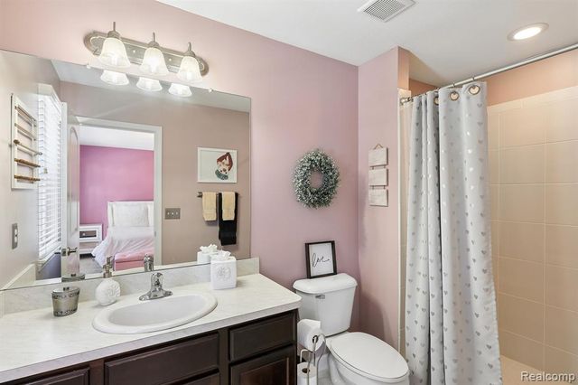 4960 W Stonegate Circle, Lake Orion, MI 48359