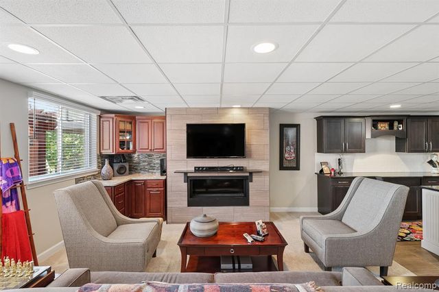 4960 W Stonegate Circle, Lake Orion, MI 48359