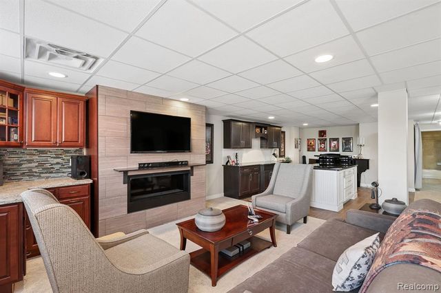 4960 W Stonegate Circle, Lake Orion, MI 48359