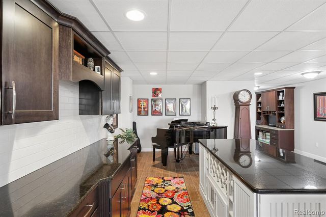 4960 W Stonegate Circle, Lake Orion, MI 48359
