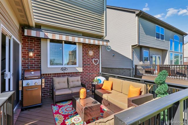 4960 W Stonegate Circle, Lake Orion, MI 48359