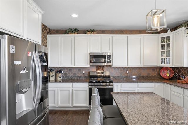 4960 W Stonegate Circle, Lake Orion, MI 48359