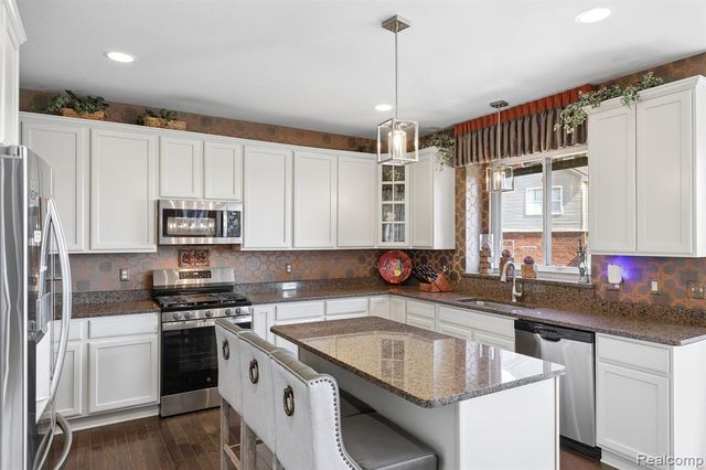 4960 W Stonegate Circle, Lake Orion, MI 48359