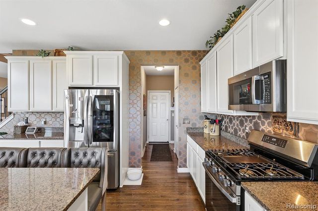 4960 W Stonegate Circle, Lake Orion, MI 48359