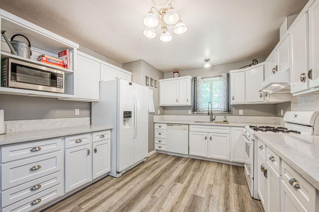 Image 10 of property listing at 127 5th Street, Clovis, CA 93612