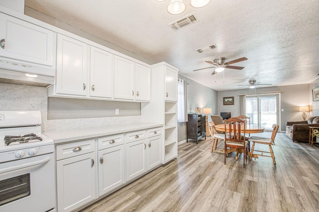 Image 12 of property listing at 127 5th Street, Clovis, CA 93612