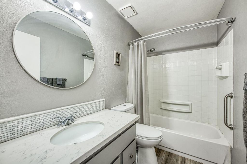 Image 14 of property listing at 127 5th Street, Clovis, CA 93612