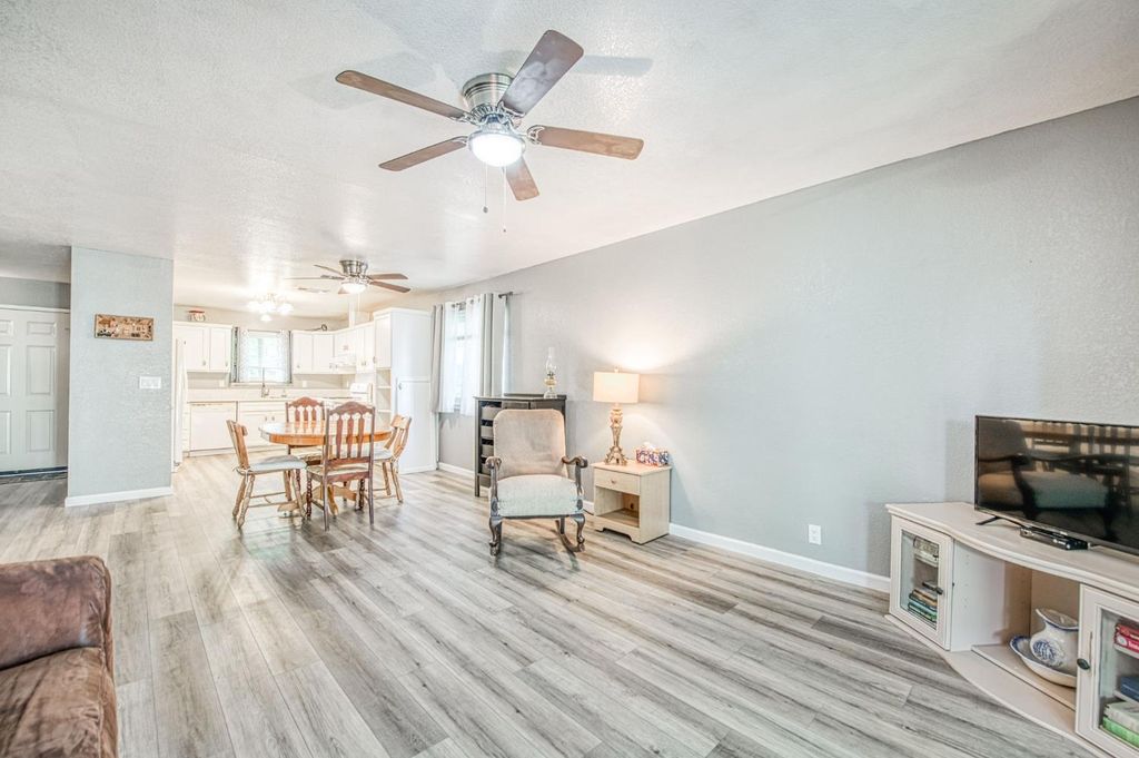 Image 6 of property listing at 127 5th Street, Clovis, CA 93612