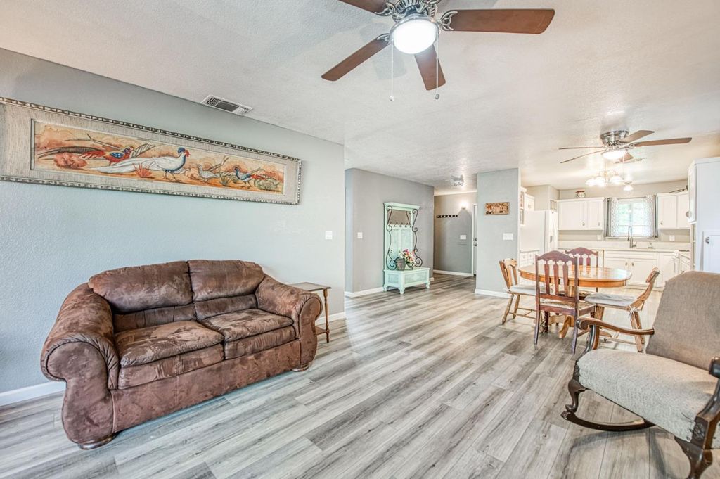 Image 7 of property listing at 127 5th Street, Clovis, CA 93612