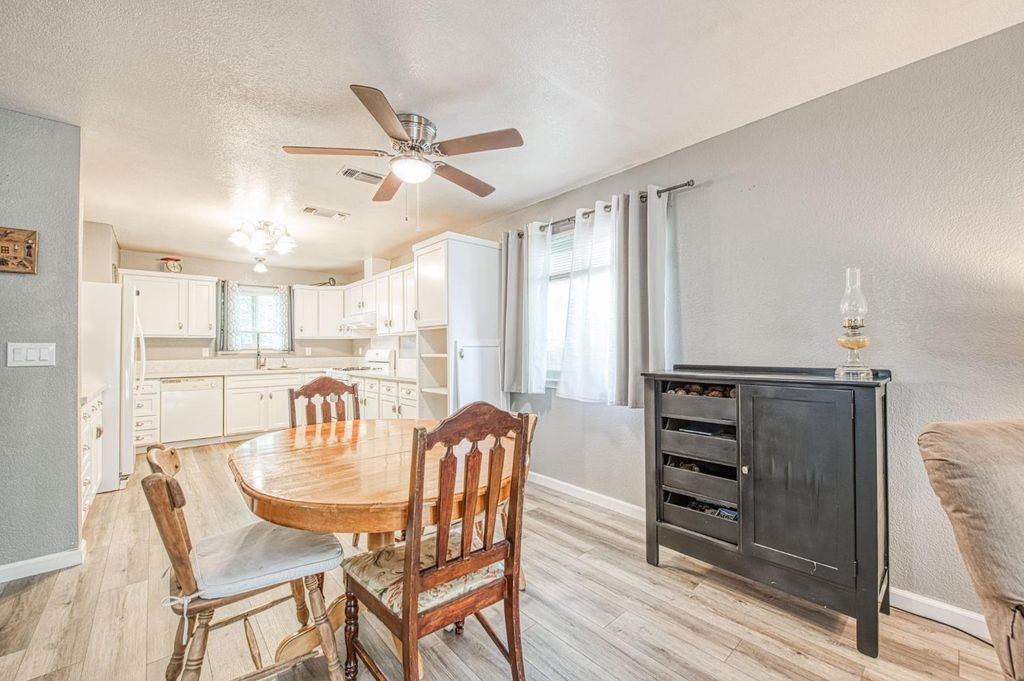 Image 8 of property listing at 127 5th Street, Clovis, CA 93612