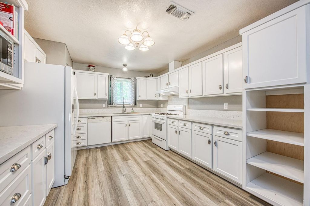 Image 9 of property listing at 127 5th Street, Clovis, CA 93612