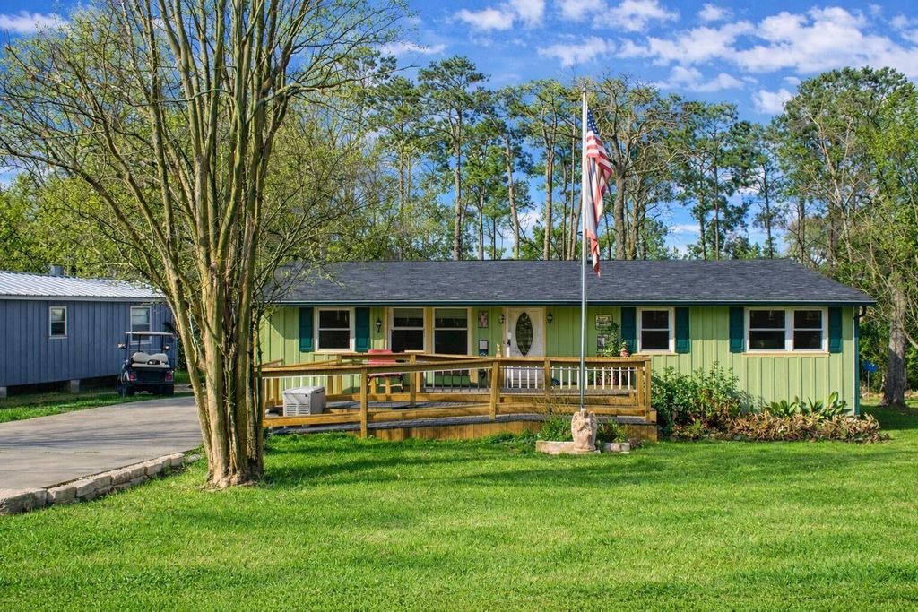 204 Lakeview Drive, Onalaska, TX 77360