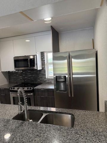 922 TWIN LAKE DR 922, Coral Springs, FL 33071