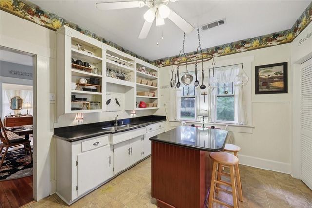 606 W Cherry Avenue, Orange, TX 77630