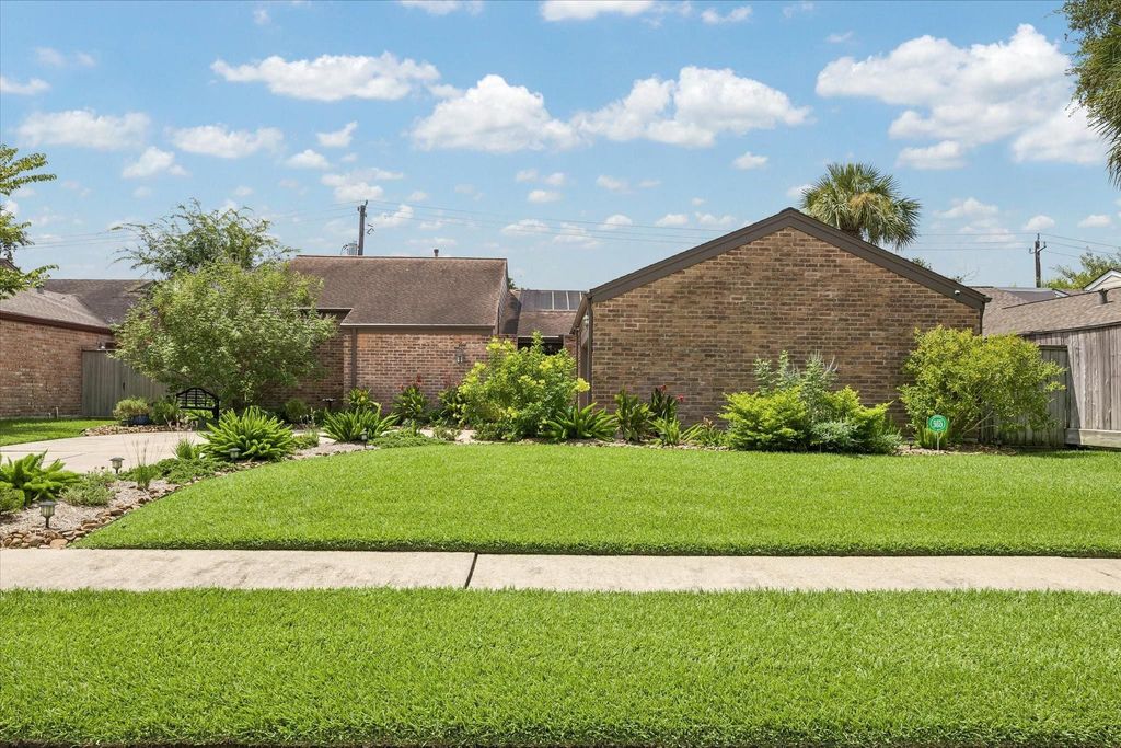 11315 Piping Rock Drive, Houston, TX 77077