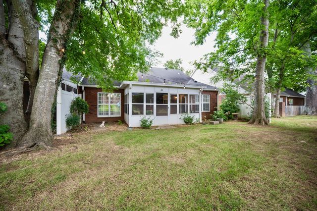 2747 Stonehedge Dr, Murfreesboro, TN 37128