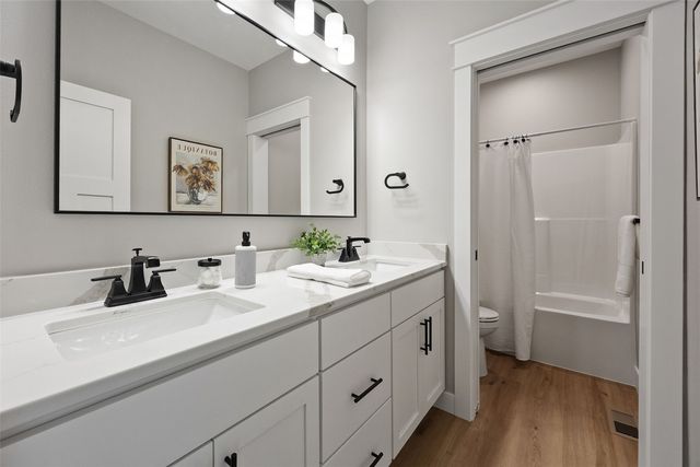 170 Pleasant Hill Drive NW, Swisher, IA 52338