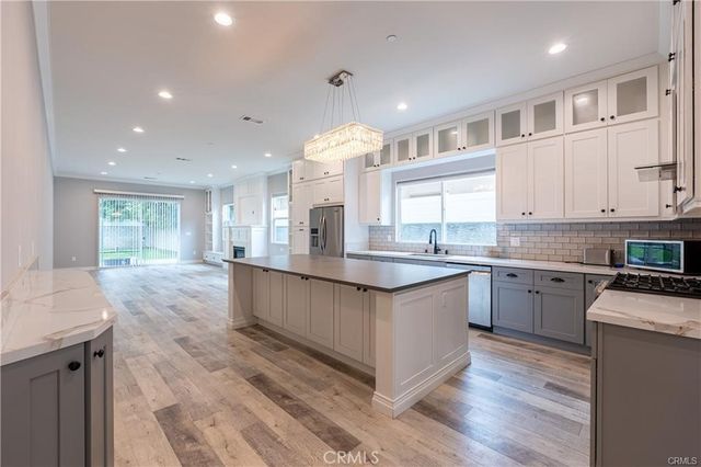 6940 Peach Avenue, Van Nuys, CA 91406
