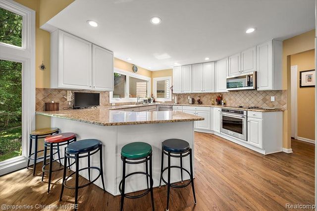 2685 Elizabeth Lane, West Bloomfield, MI 48324
