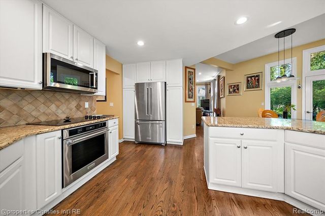 2685 Elizabeth Lane, West Bloomfield, MI 48324