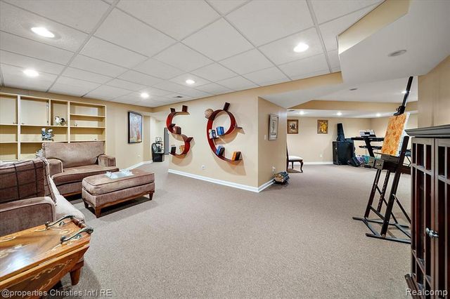 2685 Elizabeth Lane, West Bloomfield, MI 48324