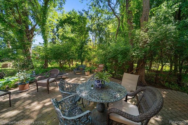 2685 Elizabeth Lane, West Bloomfield, MI 48324