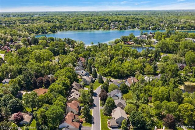 2685 Elizabeth Lane, West Bloomfield, MI 48324