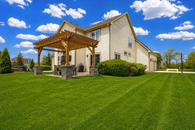 W193N5790 Canary DRIVE, Menomonee Falls, WI 53051