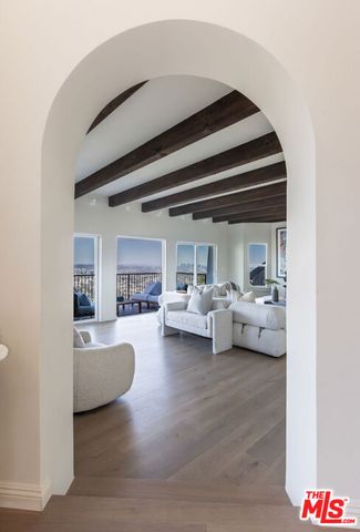 8300 Grand View Drive, Los Angeles, CA 90046