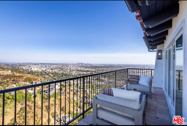 8300 Grand View Drive, Los Angeles, CA 90046