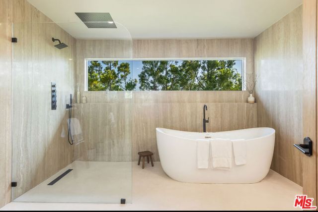 8300 Grand View Drive, Los Angeles, CA 90046