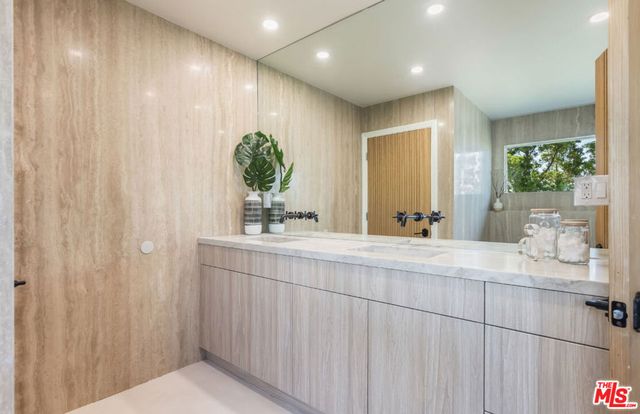 8300 Grand View Drive, Los Angeles, CA 90046
