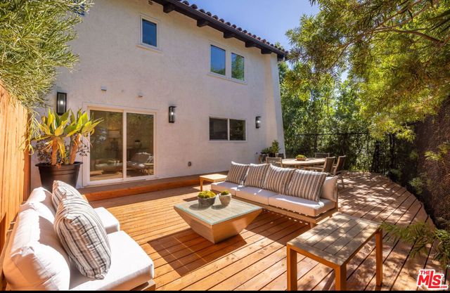 8300 Grand View Drive, Los Angeles, CA 90046