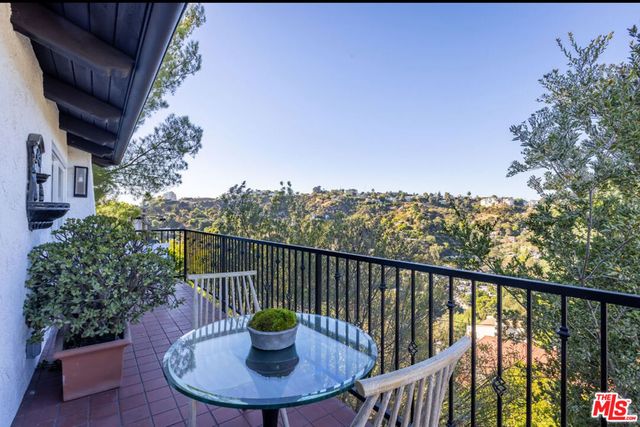 8300 Grand View Drive, Los Angeles, CA 90046