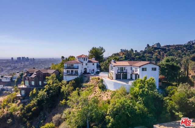 8300 Grand View Drive, Los Angeles, CA 90046