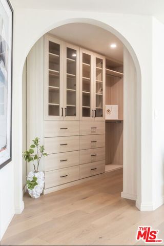 8300 Grand View Drive, Los Angeles, CA 90046