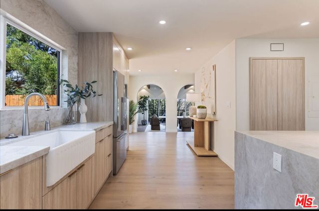 8300 Grand View Drive, Los Angeles, CA 90046