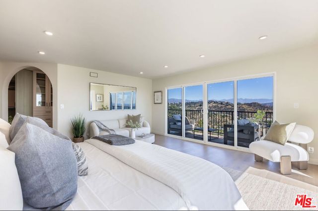8300 Grand View Drive, Los Angeles, CA 90046